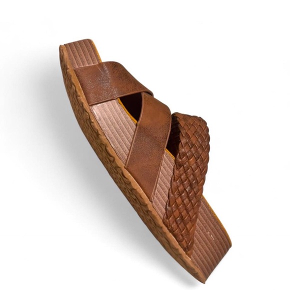 Elegant Brown Woven Sandals - Picture 5 of 7